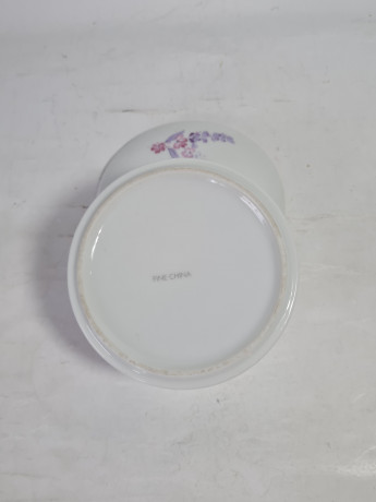 Шкатулка винтажная Fine China с лиловыми цветочками, костяной фарфор, 11 см, Китай, 1970-80гг.