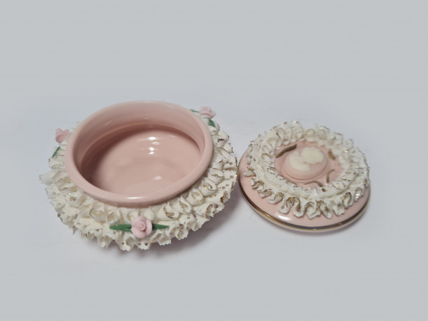 Capodimonte Italy Фарфоровая шкатулка "Виктория" с цветочным орнаментом и золотой окантовкой, 4см x 6,5см, Италия, 1960-1970гг.