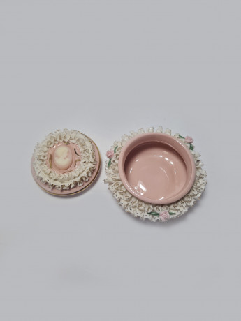 Capodimonte Italy Фарфоровая шкатулка "Виктория" с цветочным орнаментом и золотой окантовкой, 4см x 6,5см, Италия, 1960-1970гг.