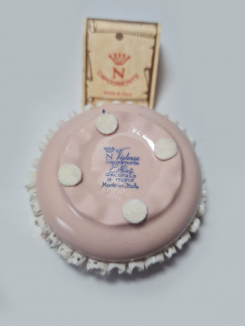 Capodimonte Italy Фарфоровая шкатулка "Виктория" с цветочным орнаментом и золотой окантовкой, 4см x 6,5см, Италия, 1960-1970гг.