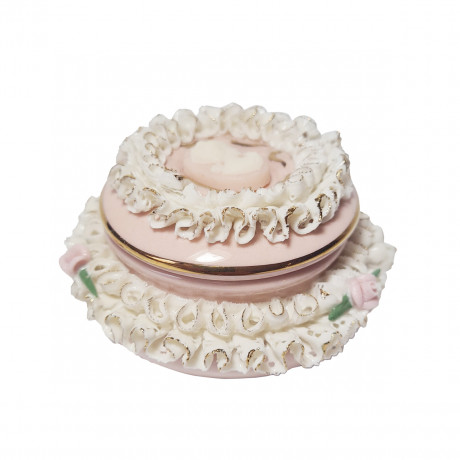 Capodimonte Italy Фарфоровая шкатулка "Виктория" с цветочным орнаментом и золотой окантовкой, 4см x 6,5см, Италия, 1960-1970гг.