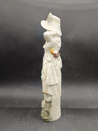 Статуэтка винтажная большая "Вальяжная девушка в шляпе", фарфор, большая, 26 х 9 см, Германия, 1970-80гг.