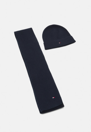Tommy Hilfiger ESSENTIAL SCARF AND BEANIE SET UNISEX Beanie space blue ESSENTIAL КОМПЛЕКТ ШАРФ И ШАПКА УНИСЕКС Шапочка космический синий