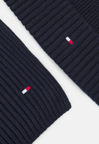 Tommy Hilfiger ESSENTIAL SCARF AND BEANIE SET UNISEX Beanie space blue ESSENTIAL КОМПЛЕКТ ШАРФ И ШАПКА УНИСЕКС Шапочка космический синий