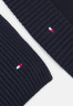 Tommy Hilfiger ESSENTIAL SCARF AND BEANIE SET UNISEX Beanie space blue ESSENTIAL КОМПЛЕКТ ШАРФ И ШАПКА УНИСЕКС Шапочка космический синий