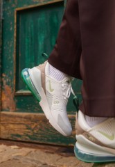Nike Sportswear W AIR MAX 270 Sneaker low summit white/honeydew/gorge green/light silver/moon fossil/light orewood brown W AIR MAX 270 Низкие кроссовки женские вершина белый/медвяная роса/зеленое ущелье/светло-серебристый/лунная ископаемая/светло-коричнев