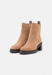 Tommy Hilfiger OUTDOOR CHELSEA MID HEEL BOOT Classic ankle boots khaki dream OUTDOOR CHELSEA MID HEEL BOOT Классические ботильоны хаки мечта