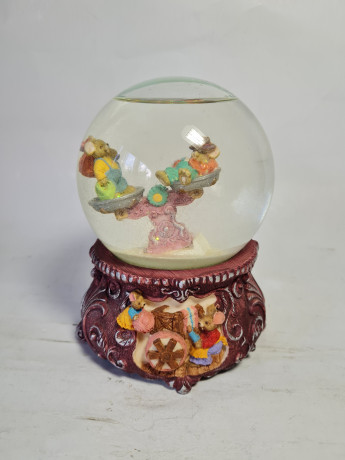 Фигурка декоративная винтажная, сказочный снежный шар с фигурками мышат с подарками, 14 x 9 см, Тайвань, 1960-70гг.