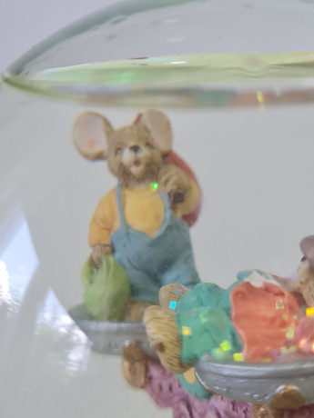 Фигурка декоративная винтажная, сказочный снежный шар с фигурками мышат с подарками, 14 x 9 см, Тайвань, 1960-70гг.