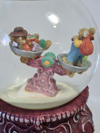 Фигурка декоративная винтажная, сказочный снежный шар с фигурками мышат с подарками, 14 x 9 см, Тайвань, 1960-70гг.