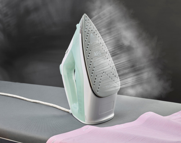 AEG AEG Dampfbugeleisen EasyLine DB 1740LG, 2400 W, Filtration mit Anti-Kalk-Patrone, Restwarmeanzeige, 110 g Dampfstoss  Паровой утюг AEG EasyLine DB 1740LG, 2400 Вт, фильтрация с картриджем от накипи, индикатор остаточного тепла, паровая порция 110 г