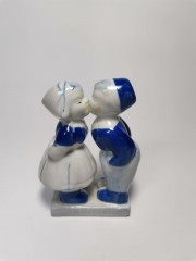 Delft Делфтский фарфор Коллекционная статуэтка &quot;Целующиеся мальчик и девочка&quot;, 13см х 7см х 4см