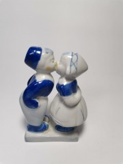 Delft Делфтский фарфор Коллекционная статуэтка &quot;Целующиеся мальчик и девочка&quot;, 13см х 7см х 4см