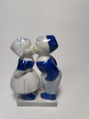 Delft Делфтский фарфор Коллекционная статуэтка &quot;Целующиеся мальчик и девочка&quot;, 13см х 7см х 4см