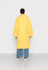Tommy Hilfiger QUILTED SORONA LONG SHACKET Classic coat sunny yellow QUILTED SORONA LONG SHACKET Классическое пальто солнечно-желтый