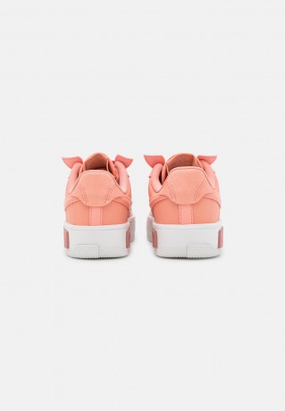 Nike Sportswear W AIR FORCE 1 FONTANKA Sneaker low light madder root/summit white/rust pink W AIR FORCE 1 FONTANKA кроссовки женские низкие светлый корень марены/вершина белая/ржаво-розовая