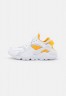 Nike Sportswear W AIR HUARACHE ESS SNKR Sneaker low white/university gold W AIR HUARACHE ESS SNKR Низкие кроссовки женские белый/университетское золото