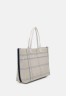 Tommy Hilfiger ICONIC TOTE SET Tote bag feather white ICONIC TOTE SET Сумка-тоут перо белое