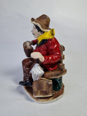 Статуэтка винтажная ARPC Romania &quot;Мужчина с кувшином и зонтиком на лавке&quot;, 13 x 10 x 20 см, Румыния, 1960-70гг.