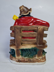 Статуэтка винтажная ARPC Romania &quot;Мужчина с кувшином и зонтиком на лавке&quot;, 13 x 10 x 20 см, Румыния, 1960-70гг.