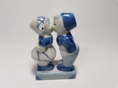 Delft Делфтский фарфор Коллекционная статуэтка &quot;Целующиеся мальчик и девочка&quot;, 10см х 6см х 4см