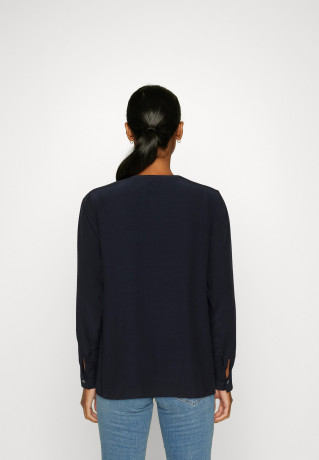 Tommy Hilfiger SOLID V NECK BLOUSE Blouse desert sky БЛУЗКА С V-ОБРАЗНЫМ ВЫРЕЗОМ Блузка небо пустыни