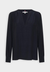 Tommy Hilfiger SOLID V NECK BLOUSE Blouse desert sky БЛУЗКА С V-ОБРАЗНЫМ ВЫРЕЗОМ Блузка небо пустыни