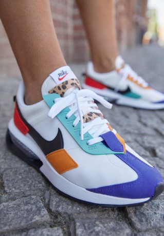 Nike Sportswear AIR MAX PRE-DAY SE Sneaker low summit white/black/habanero red/light curry/electro purple/washed teal AIR MAX PRE-DAY SE — Низкие кроссовки женские Summit White/черный/красный хабанеро/светлое карри/фиолетовый электро/бирюзовый
