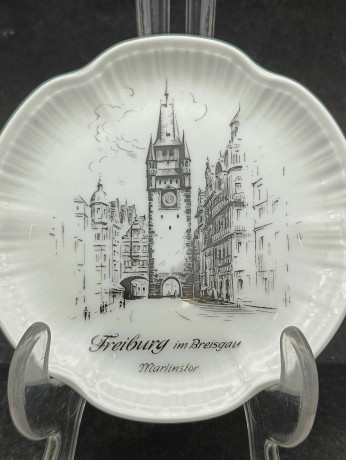 Тарелка декоративная винтажная AK Kaiser "Фрайбург", сувенирная, фарфор, 11 см, Германия, 1970-80гг.