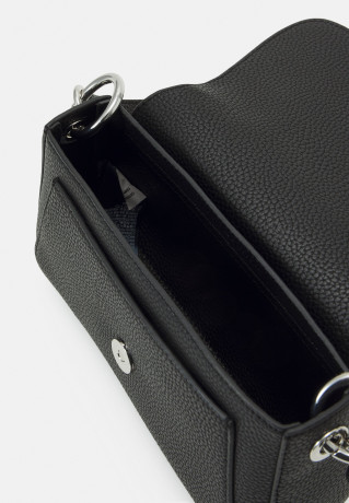 Tommy Hilfiger EMBLEM FLAP CROSSOVER Across body bag black EMBLEM FLAP CROSSOVER Сумка через плечо черный