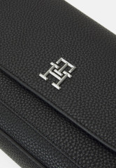 Tommy Hilfiger EMBLEM FLAP CROSSOVER Across body bag black EMBLEM FLAP CROSSOVER Сумка через плечо черный