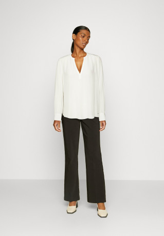 Tommy Hilfiger SOLID V NECK BLOUSE Blouse ecru БЛУЗКА С V-ОБРАЗНЫМ ВЫРЕЗОМ Блузка экрю