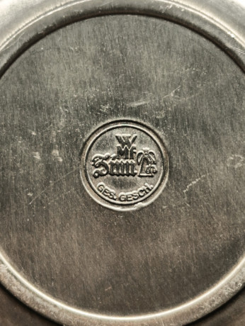 Тарелка декоративная винтажная WMF "Рембрандт. Автопортрет с Саскией", объемный декор, олово, 26 см, Германия, 1960-70гг.