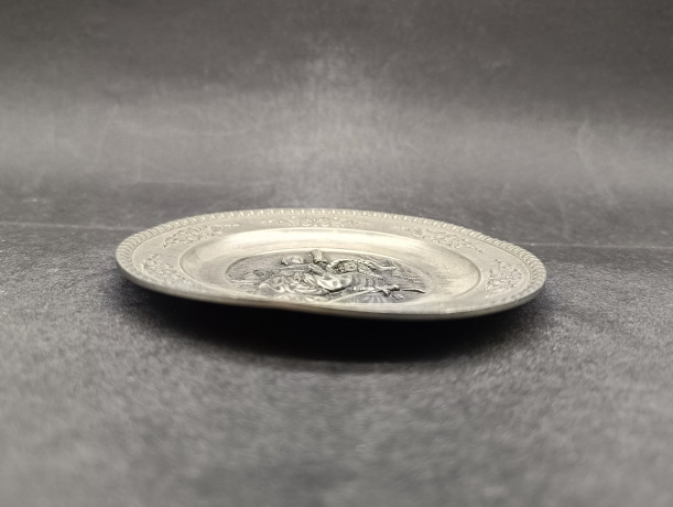 Тарелка декоративная винтажная WMF "Рембрандт. Автопортрет с Саскией", объемный декор, олово, 26 см, Германия, 1960-70гг.