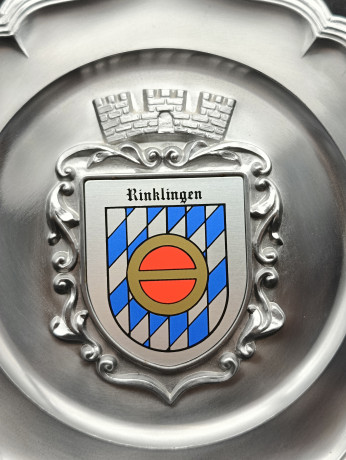 Тарелка декоративная винтажная "Герб Ринклинга" / Серия "Геральдика", яркий декор, олово (95%), 23 см, Германия, 1970-80гг.