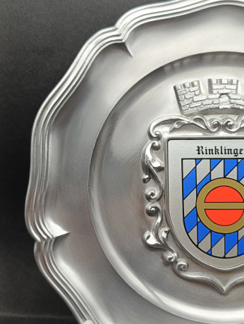 Тарелка декоративная винтажная "Герб Ринклинга" / Серия "Геральдика", яркий декор, олово (95%), 23 см, Германия, 1970-80гг.