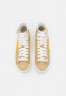 Nike Sportswear BLAZER MID #x27;77 JUMBO UNISEX Sneaker high wheat grass/vivid sulfur/sail/wheat grass/black/team orange BLAZER MID #x27;77 JUMBO UNISEX — Высокие кроссовки женские пырей/яркая сера/парус/пырей/черный/оранжевая команда