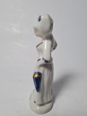 Винтажная фарфоровая статуэтка женщины в викторианском стиле с позолотой, 4см x 11см, Германия, 1960-70гг.