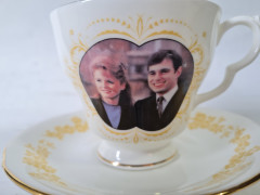 Чайная пара винтажная Colclough Bone / England, костяной фарфор, изображение фото со свадьбы Принца Эндрю и Сары Фергюсон, Англия, 1986г.