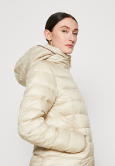 Tommy Hilfiger PADDED GLOBAL STRIPE JACKET Light jacket classic beige УТЕПЛЕННАЯ КУРТКА GLOBAL STRIPE JACKET Легкая куртка классический бежевый