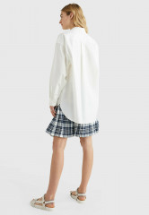 Tommy Hilfiger ICONS CREST BOYFRIEND Button-down blouse ecru ICONS CREST BOYFRIEND Блузка на пуговицах экрю