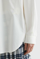 Tommy Hilfiger ICONS CREST BOYFRIEND Button-down blouse ecru ICONS CREST BOYFRIEND Блузка на пуговицах экрю