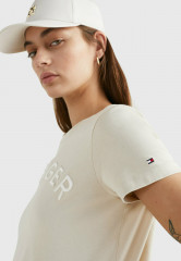 Tommy Hilfiger REG VARSITY EMB C-NK SS Print T-shirt light sandalwood REG VARSITY EMB C-NK SS Футболка с принтом светлое сандаловое дерево