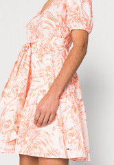 Tommy Hilfiger VOILE PRINTED KNEE DRESS Day dress pineapple island/sunset peach ПЛАТЬЕ ДО КОЛЕНА С ПРИНТОМ Повседневное платье ананасовый остров/персиковый закат