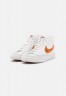 Nike Sportswear BLAZER MID ?77 Sneaker low summit white/hot curry mars/stone phantom BLAZER MID ?77 кроссовки женские низкие Вершина Уайт/горячее карри Марс/каменный фантом