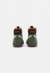 Nike Sportswear BLAZER MID 77 VNTG FF UNISEX Sneaker high army olive/summit white/campfire orange/dark brown/brown BLAZER MID 77 VNTG FF UNISEX Высокие кроссовки женские армейский оливковый/саммит белый/оранжевый у костра/темно-коричневый/коричневый