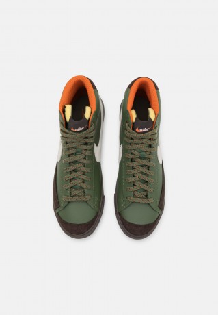 Nike Sportswear BLAZER MID 77 VNTG FF UNISEX Sneaker high army olive/summit white/campfire orange/dark brown/brown BLAZER MID 77 VNTG FF UNISEX Высокие кроссовки женские армейский оливковый/саммит белый/оранжевый у костра/темно-коричневый/коричневый
