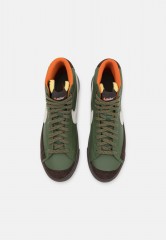 Nike Sportswear BLAZER MID 77 VNTG FF UNISEX Sneaker high army olive/summit white/campfire orange/dark brown/brown BLAZER MID 77 VNTG FF UNISEX Высокие кроссовки женские армейский оливковый/саммит белый/оранжевый у костра/темно-коричневый/коричневый