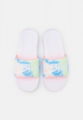 Nike Sportswear VICTORI ONE SLIDE Pantolette flach white/bright mango/sapphire/light liquid lime VICTORI ONE SLIDE Мюли на плоской подошве белый/яркий манго/сапфир/светлый жидкий лайм