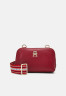 Tommy Hilfiger LIFE CROSSOVER Across body bag regatta red LIFE CROSSOVER Сумка через плечо регата красный
